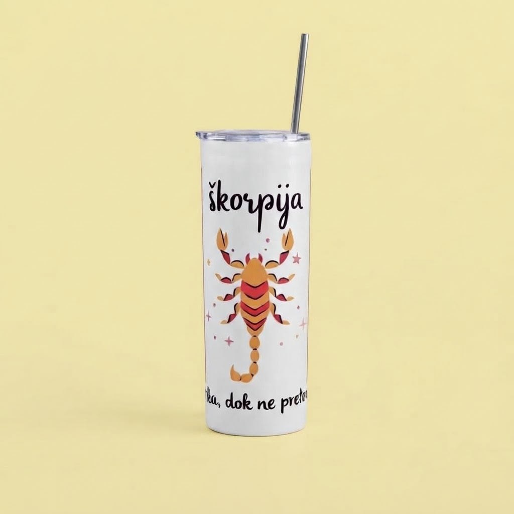Beli tumbler sa slamčicom, znakom Škorpije i natpisom Škorpija slatka dok ne preteraš
